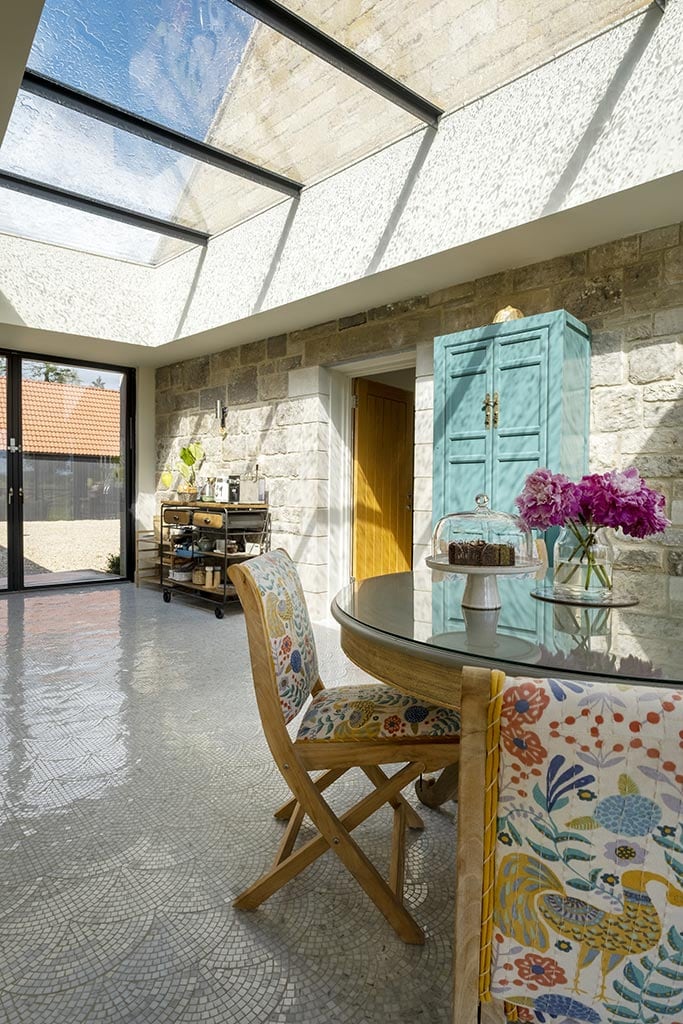 Bright glazed link connecting two parts of the home