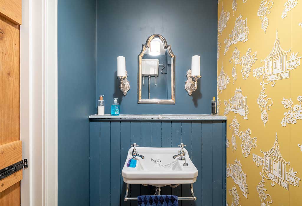 Contemporary cloakroom with modern fittings